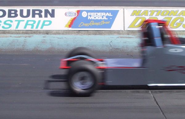 dragster_run.jpg (33k)
